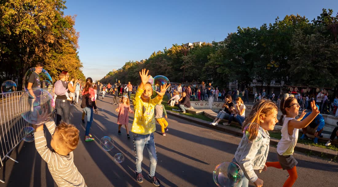 Baloane gigantice de săpun la apus, la un eveniment public